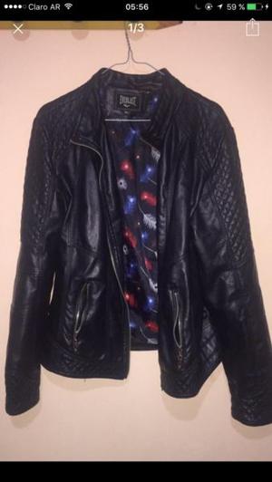 Vendo YA campera de cuerina negra