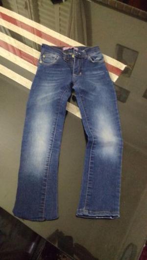 Jeans talle 4 de nena, excelente estado. ESCUCHO OFERTA