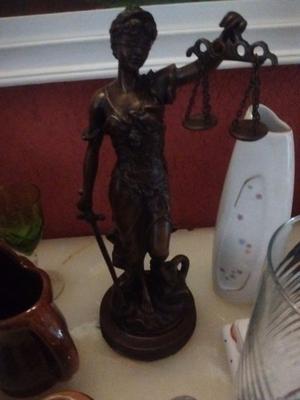PETIT BRONCE DE LA JUSTICIA FIRMADA