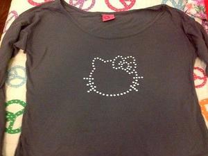 Remera de Kitty con tachitas, de manga larga talle 16 chico