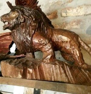 leon de madera tallado