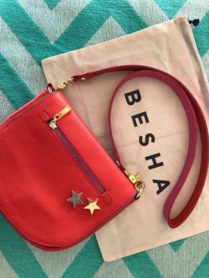 Cartera bandolera roja de cuero marca BESHA