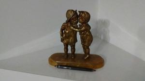 Figura de bronce y marmol-2 nenes