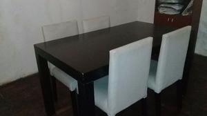 Mesa y cuatro sillas