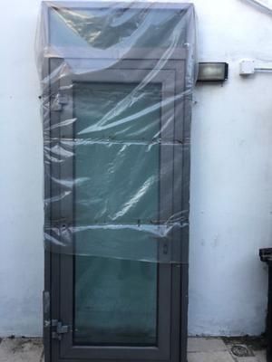 Puerta reforzada de aluminio y vidrio doble