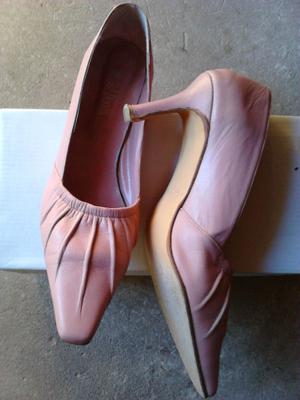 VENDO ZAPATOS DE CUERO, NUMERO 38, COLOR ROSADO. TACO 7 cm