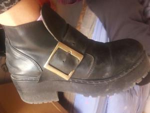 Vendo botas $150 número 38