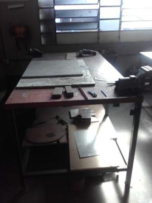 mesa de trabajo totalmante de hierro