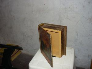 Caja libro muy antigua