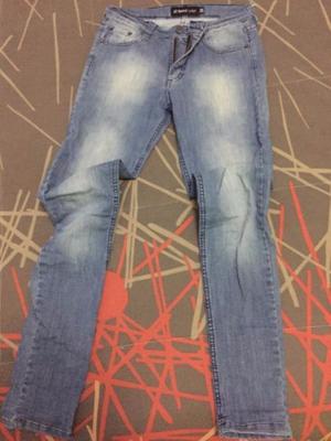 Jeans talle 24 elastizado y chupin. $300.