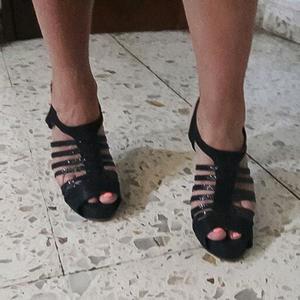 Sandalias negras altísimas y cómodas