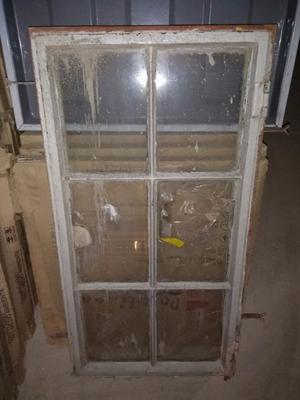 Ventana antigua de hierro con vidrio repartido