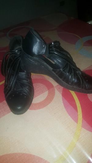 Zapatos de cuero.