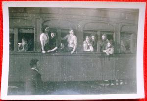 antigua y pequeña foto tren en lujan  estudiantes en
