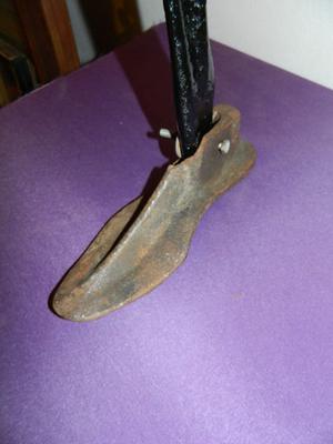 antiguo pie fundicion de zapatero