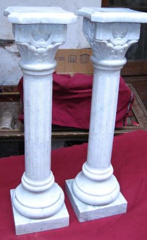 2 Pedestales, pies, columnas de mármol Blanco poco veteado.