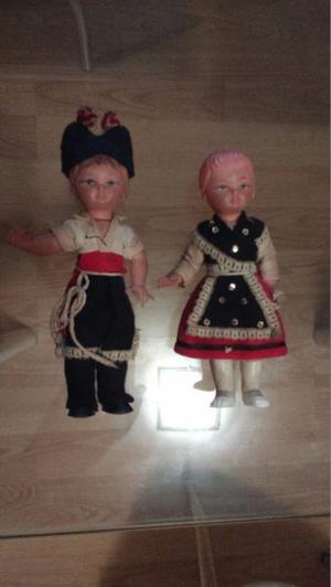 Muñeco y muñeca antiguos con ropa