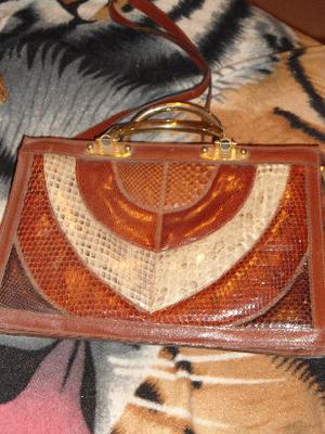 cartera de cuero de vaca con escamas al frente.