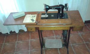 Máquina de coser NECCHI antigua funciona bien