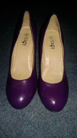 zapato punta redonda color violeta
