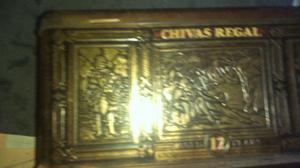 ANTIGÜA CAJA DE LATA "CHIVAS REGAL ". BUEN ESTAD.