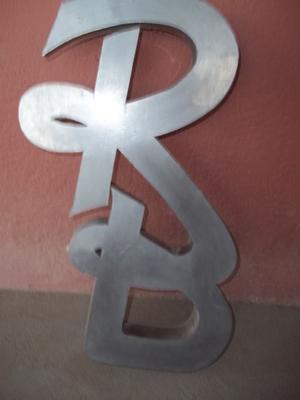Logo RB de letras corpóreas de aluminio