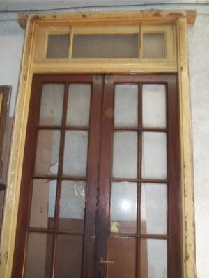 Puertas de cedro con vidrio repartido