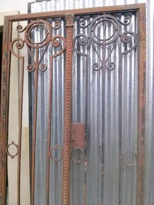 Reja puerta antigua en hierro maciso