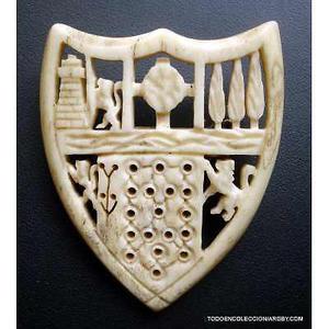 antiguo prendedor emblema nobiliario hecho en hueso 4 x 3,5
