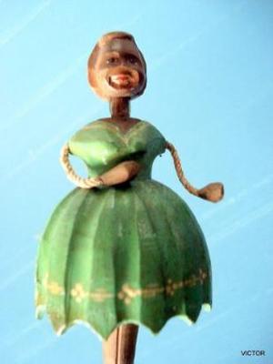 corcho con muñeca con movimiento madera tallada 16 cm alto