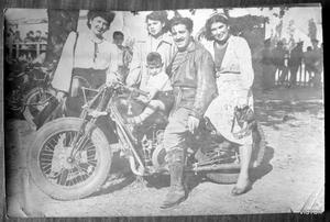 foto antigua de moto y familia