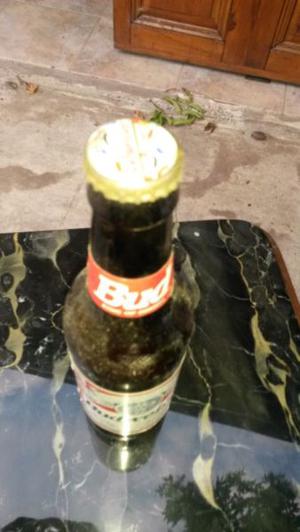 Botella antigua d cerveza budwiser con tapita