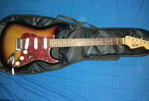 Vendo guitarra Stratocaster Squier by Fender Sunburst