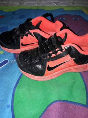 Zapatilla Nike. Talle 28.