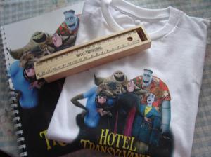 set utiles escolares + remera hotel transylvania