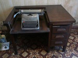 Escritorio con máquina de escribir