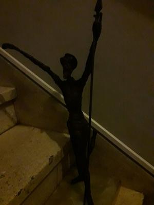 Estatua de bronce
