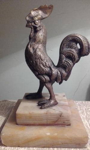 Gallo de bronce, con base de mármol