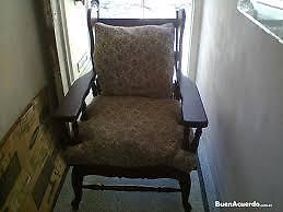 antiguo sillón provenzal de un cuerpo