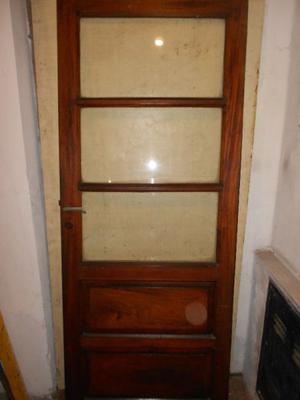 puerta de madera con vidrio