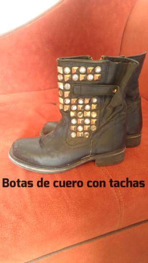 Botas de cuero con tachas