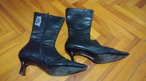 Botas negras usadas