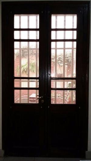 Puertas de madera maciza con herraje, bisagras y vidrios en