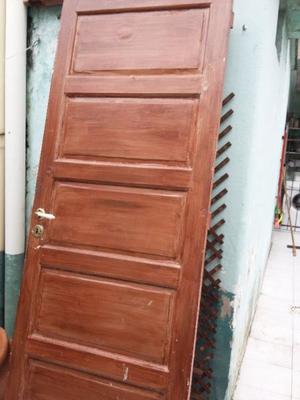 Vendo puerta de madera con cerradura y picaportre