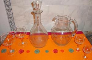 botellón y jarra con copas talladas