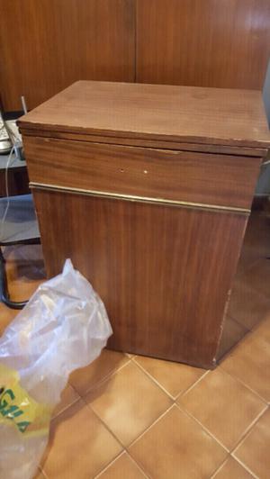 Cajón de madera usado guardar máquina de coser antigua