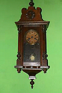 Reloj antiguo con pendulo