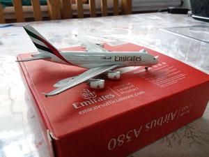 Avión a escala  Airbus A380 de Emirates Oficial! Pieza