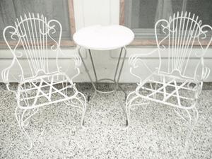 Dos sillones de patio o jardín y mesa antiguos.Hierro