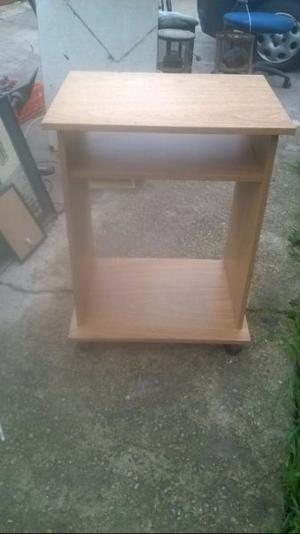 MESA PARA TV O AUXILIAR DE MELAMINA. CON RUEDAS